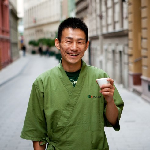 Jaszuharu Macumata (Matsumata Yasuharu) japán teatanár, teafarmer a budapesti Hamami teaházban tartott előadása előtt, 2013. szeptember 30-án