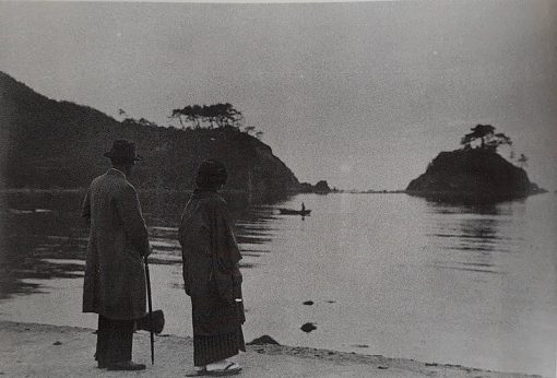 Asamogawa_Beach_Yosano_Tekkan_&_Yosano_Akiko_1930 Aki Monogatari